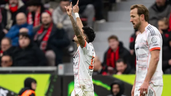 Gol y expulsión para Luis Díaz en el empate del Bayern Múnich ante el Leverkusen - X @FCBayernES