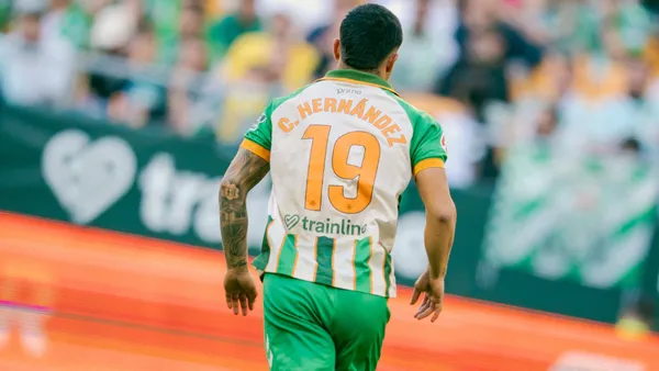 Juan Camilo Hernández regresó con el Real Betis en la liga española - X @RealBetis