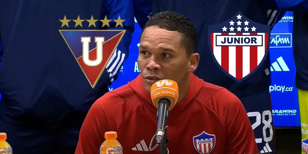 Carlos Bacca en rueda de prensa, logos de Junior FC y LDU Quito