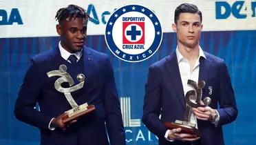 Duván Zapata junto a Cristiano Ronaldo recibiendo un premio en Europa