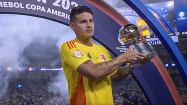 James Rodríguez recibiendo el premio al mejor jugador de la Copa América (Fuente: TyC Sports)