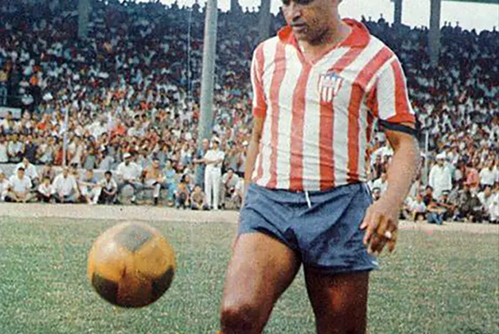 Garrincha vistiendo la camiseta del Junior de Barranquilla Foto: Revista Vea