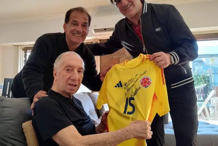 La visita de Néstor Lorenzo a Carlos Salvador Bilardo en la tarde de este martes. Foto: @Lavozalbirroja en X