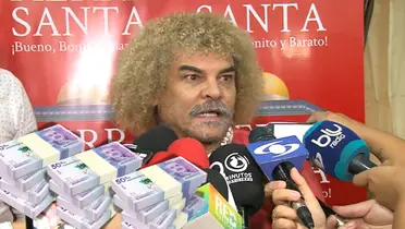 Carlos Valderrama dando unas declaraciones